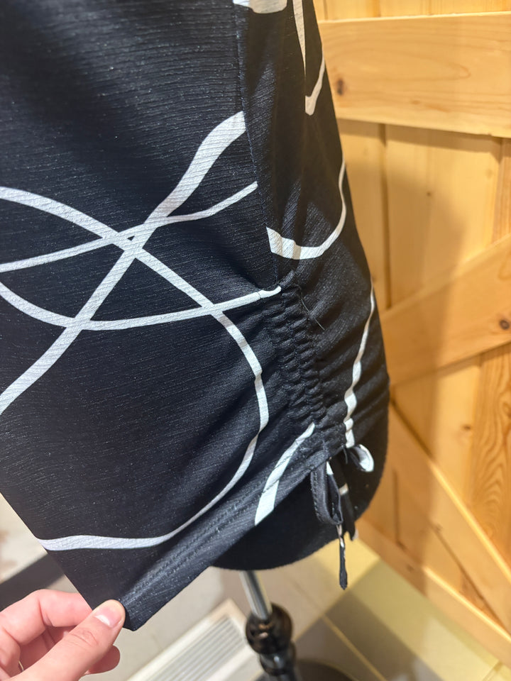 Black/White Abstract Pattern Sleeveless Top