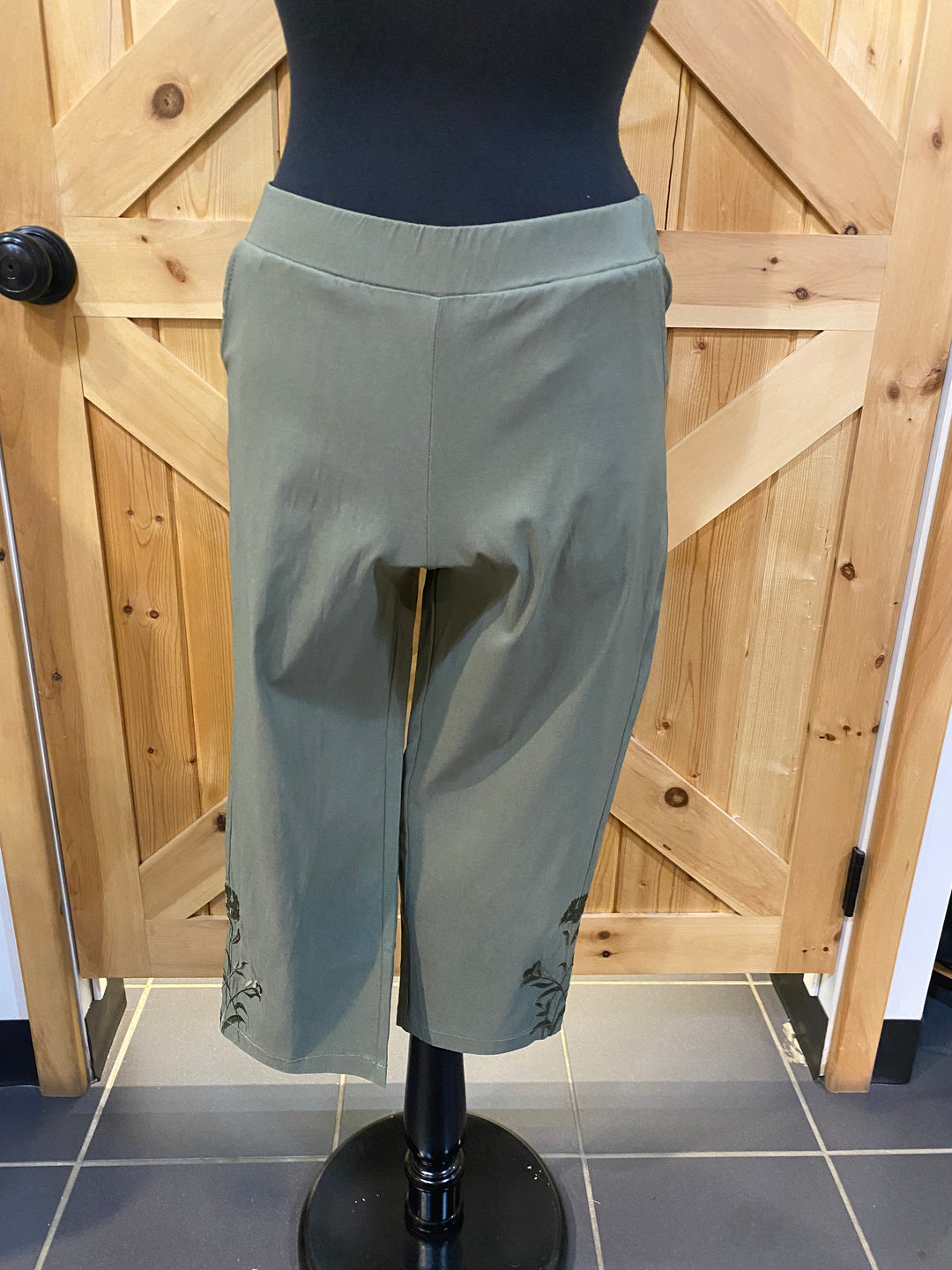 Pull On Capri W/Sparkle Detail