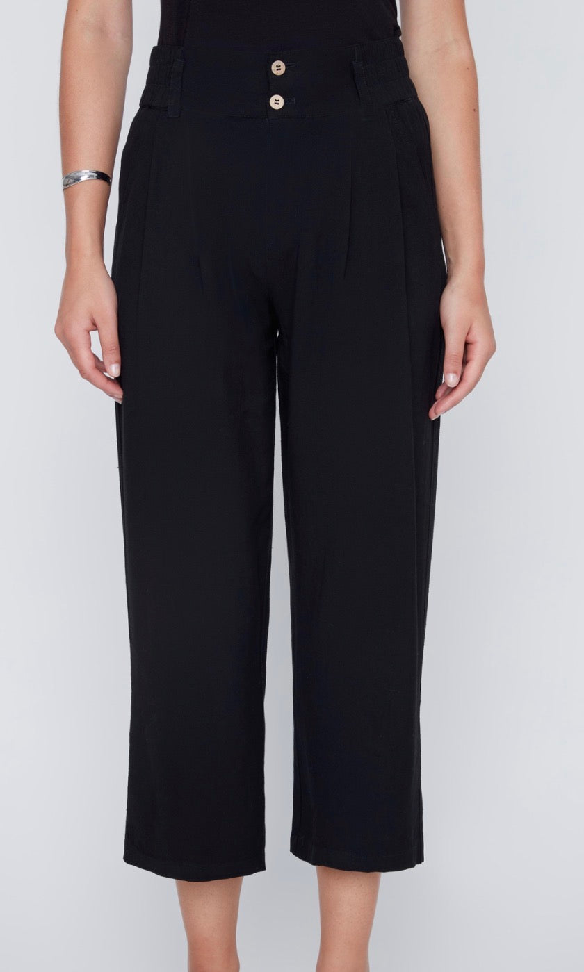 Straight Leg 2 Button Capri Pant
