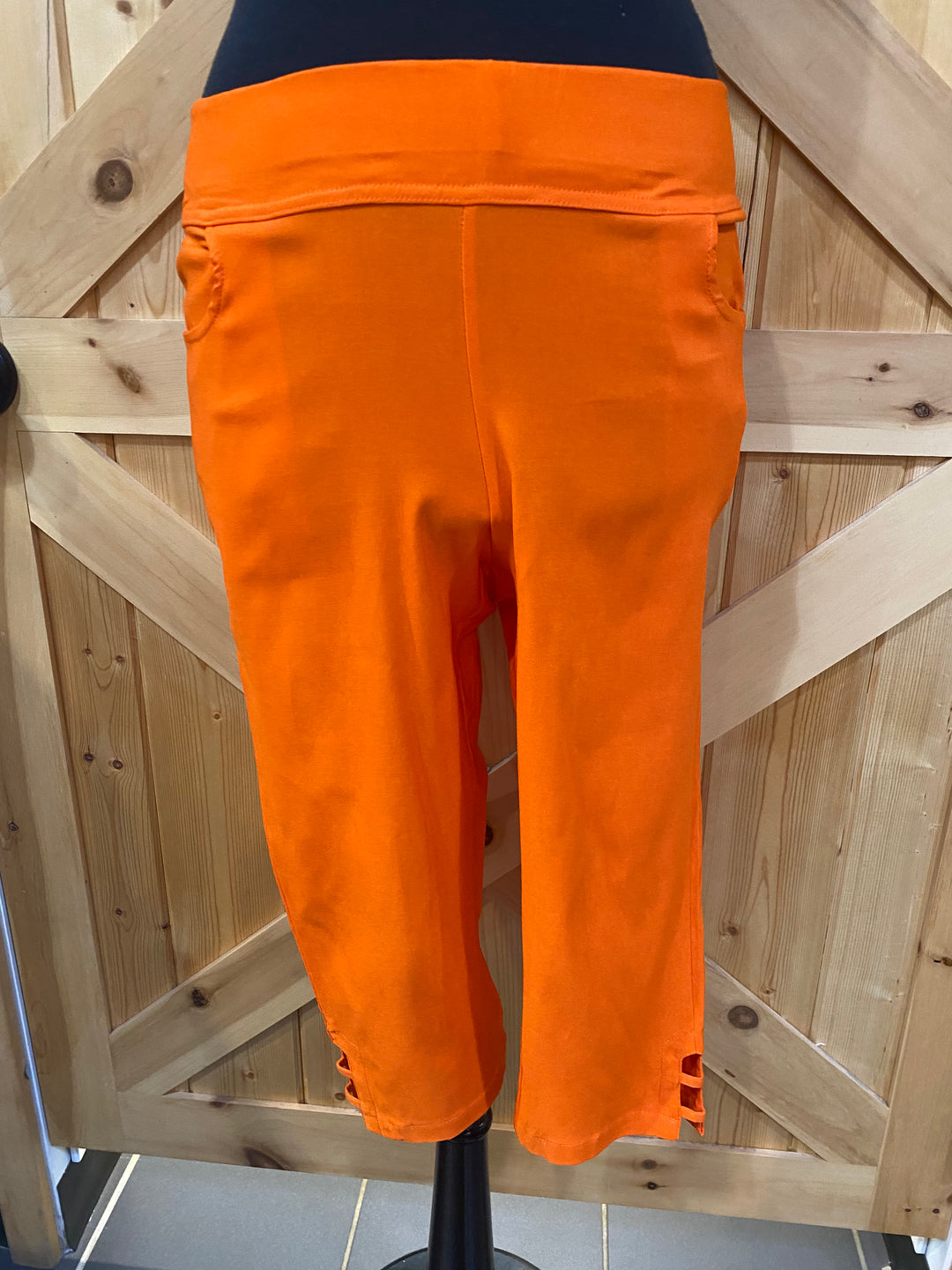 Loose Capri Pant W/Detail On Leg