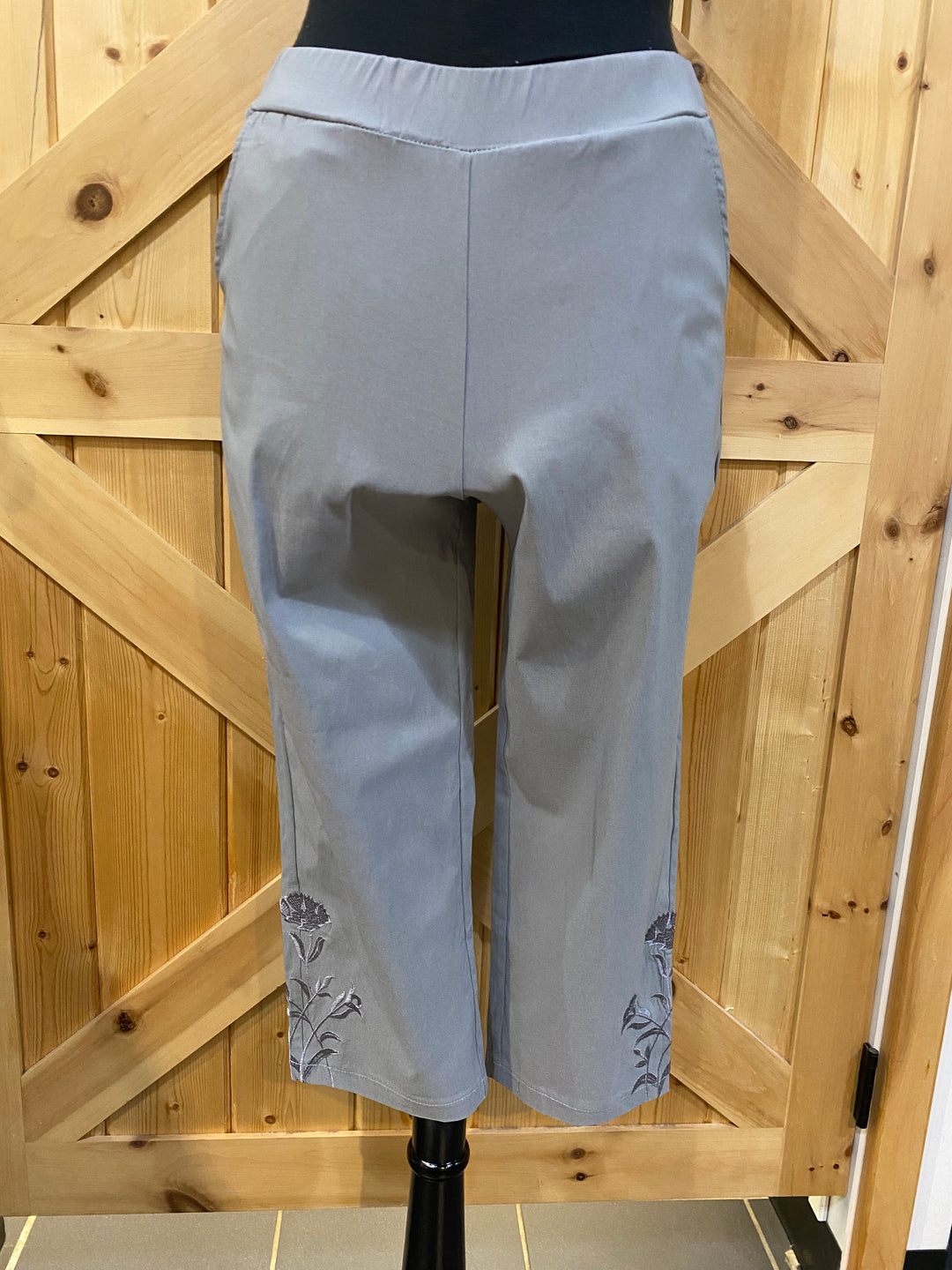 Pull On Capri W/Sparkle Detail
