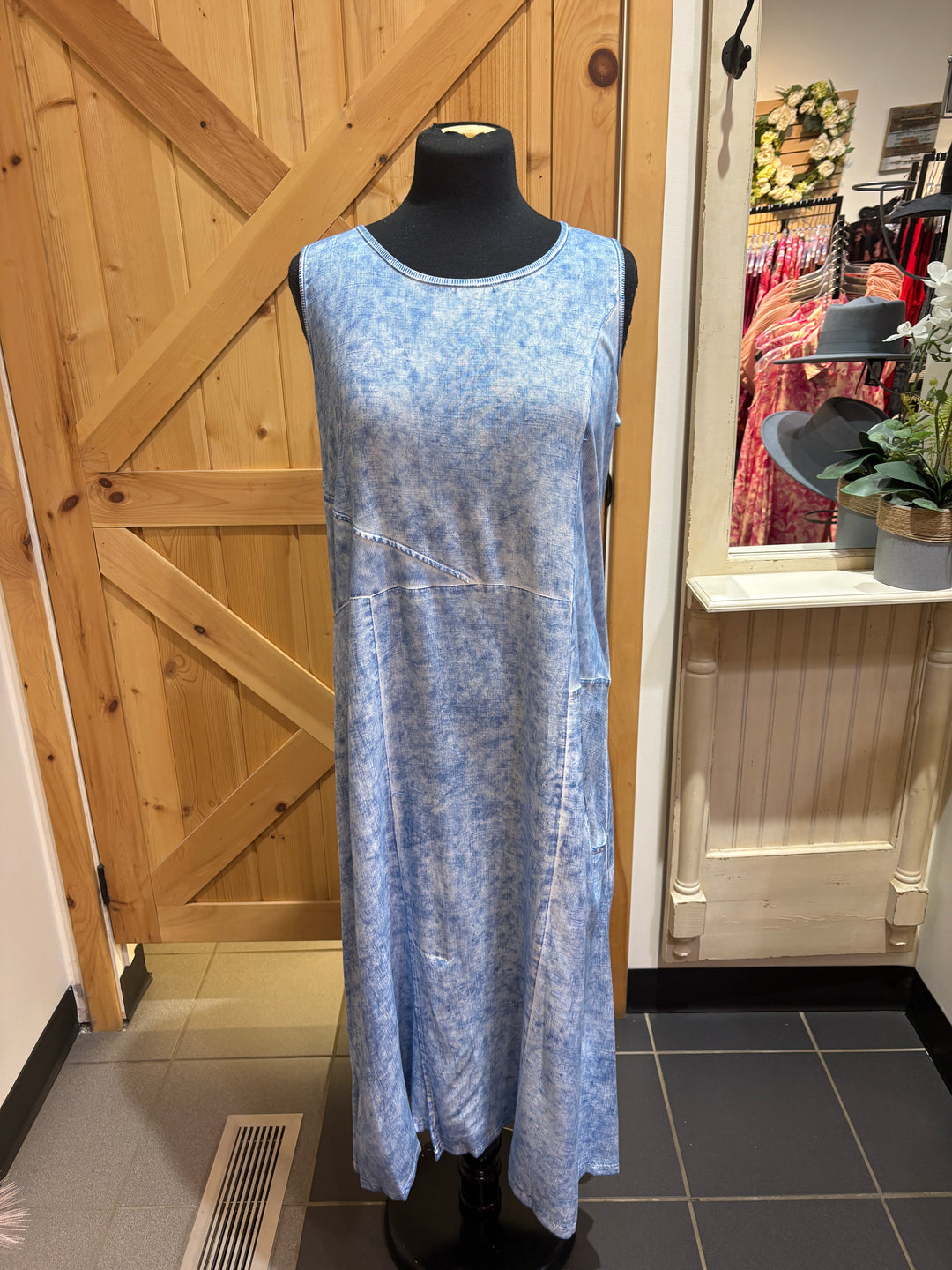 Sleeveless Flowy Patterned Dress
